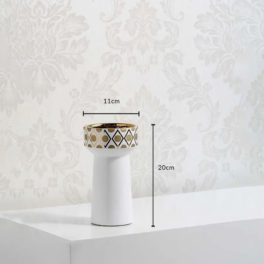 A white and gold decorative vase shown with clear size markings displaying 11 cm width and 20 cm height for accurate product dimensions.