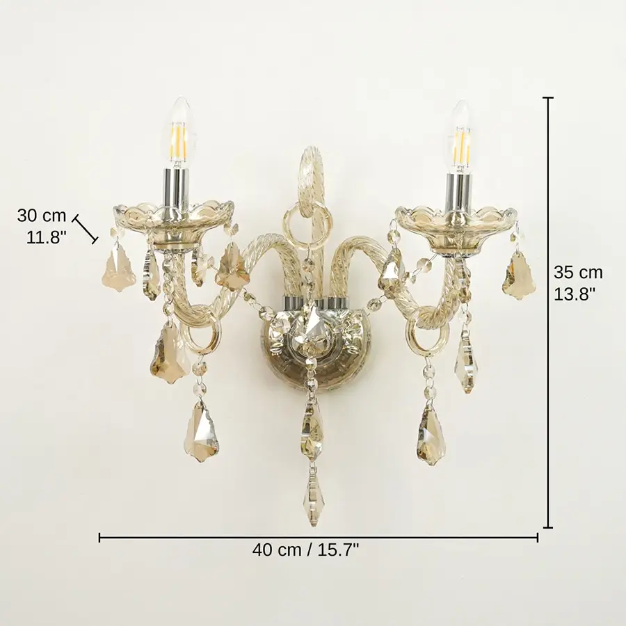 Two-light wall sconce with clear glass arms and hanging teardrop crystals, 35 x 40 x 30 cm (13.8 x 15.7 x 11.8 inches) dimensions