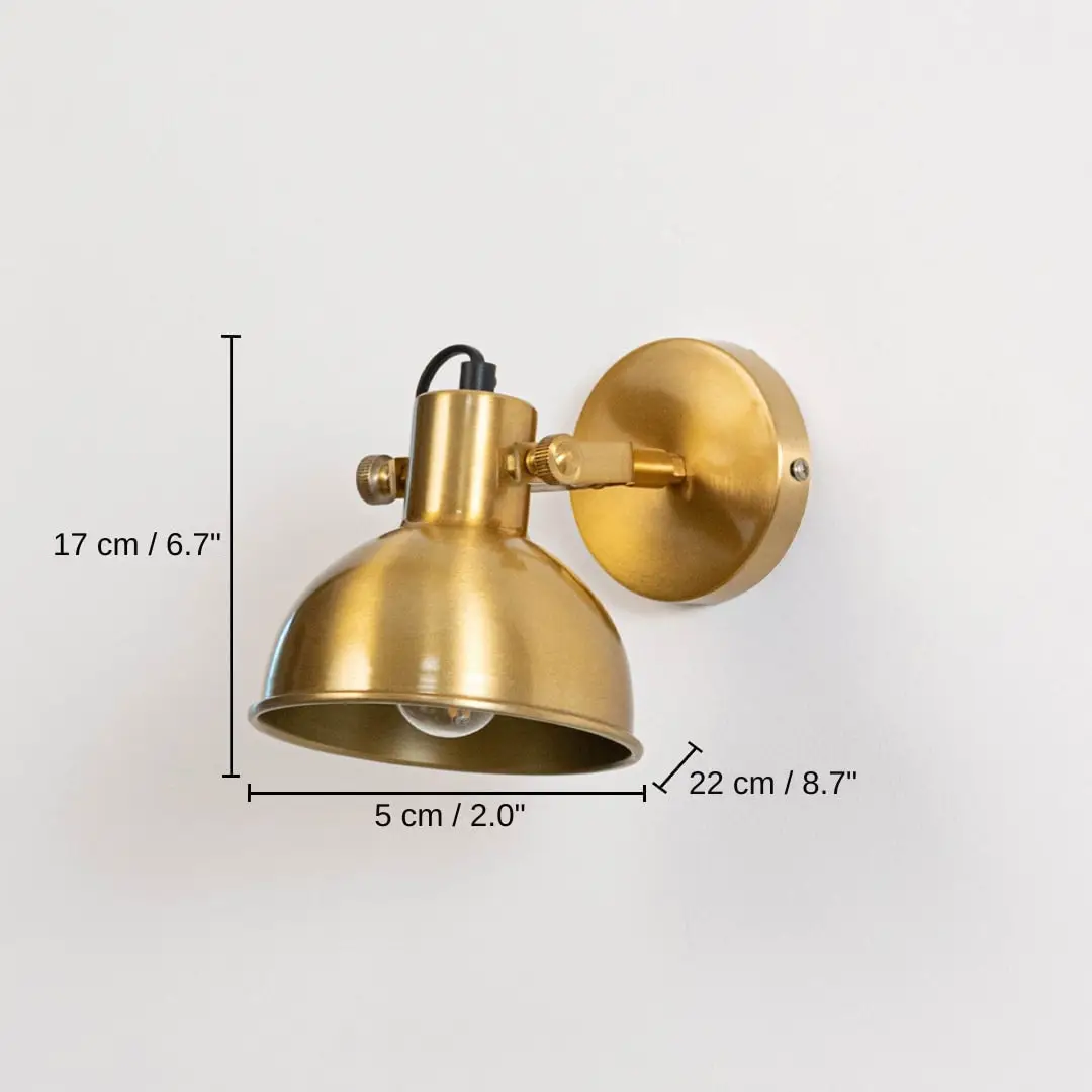 Gold metal wall light, 17 x 5 x 22 cm (6.7 x 2.0 x 8.7 inches) dimensions