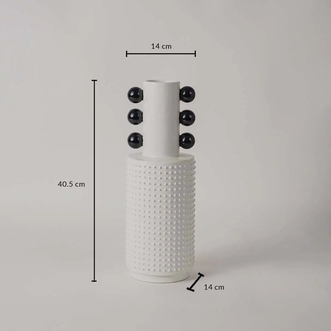 White and black ceramic vase measuring 37.5 cm in height and 22 cm in diameter displayed with detailed dimensions.