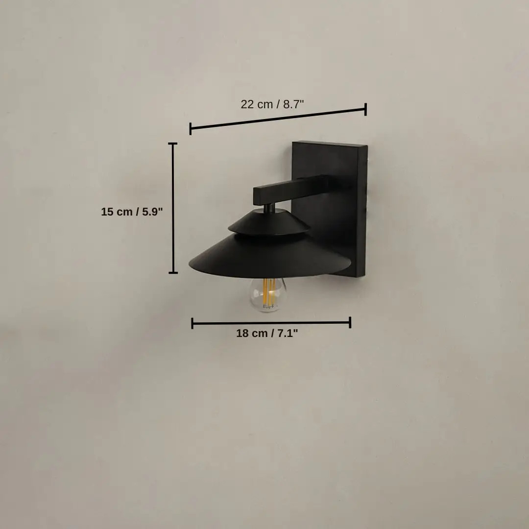 Black metal wall light, light 15 x 18 x 22 cm (5.9 x 7.1 x 8.7 inches), canopy 9 x 15 cm (3.5 x 5.9 inches) dimensions